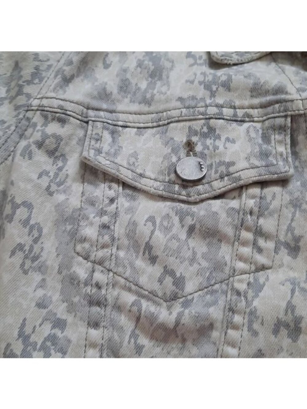 Free People Grey Camo Faded Cropped Camouflage Denim Jean Jacket Made US Size M - Picture 8 of 8